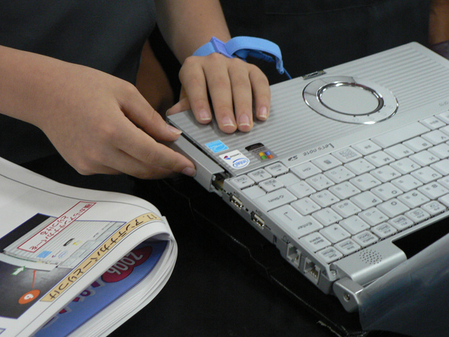 日本學生親手組裝松下筆記本，體驗科技制造之美